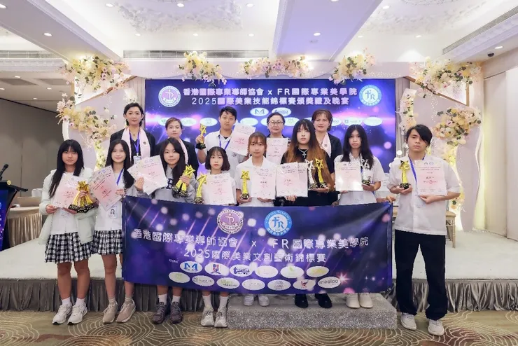 泰北國際雙語學校設計群專任導師陳雅臻老師和得獎學生與評審合照