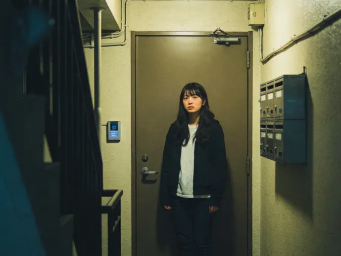 發現自己早就忘了「鑰匙」這種東西長什麼樣子。你站在自己家門口，像個要把門撬開的小偷，既無助又慌張。