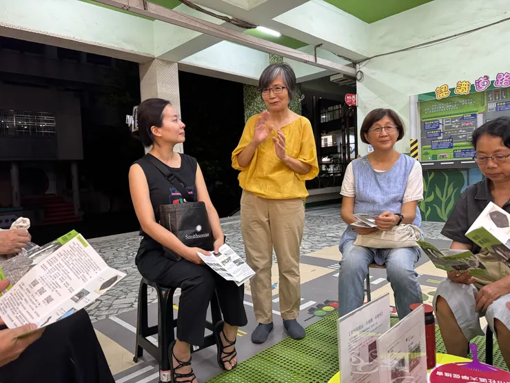 金玉老師為我們導覽整個展覽的概念與脈絡，大家坐在看起來就是家裡搬來的椅子上，這也是一個作品。