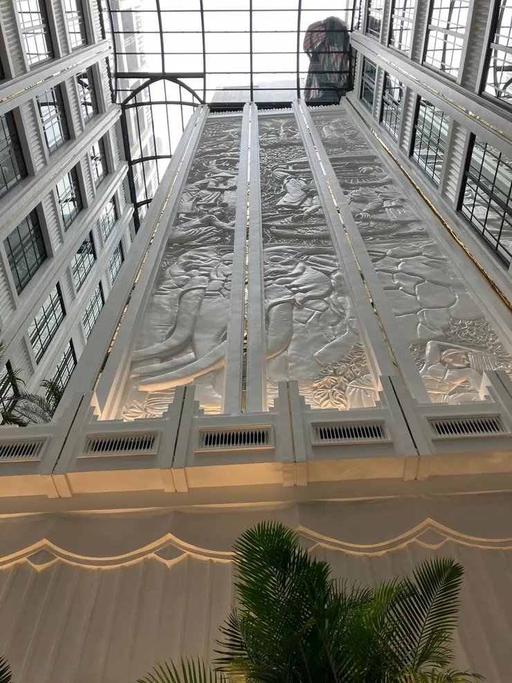 飯店每個樓層都可以看到壁畫