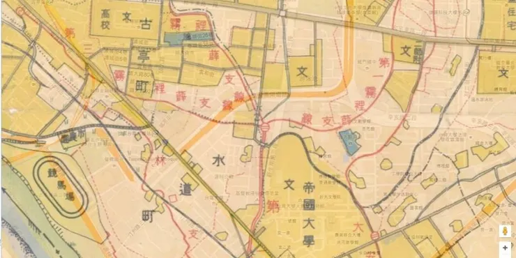 1907年瑠公水利組合圖與現在地圖套疊後,可見到整併為瑠公圳的原霧裡薛圳,在新生南路三段54巷、溫州街52巷口附近,有個分水閘口「九汴頭」