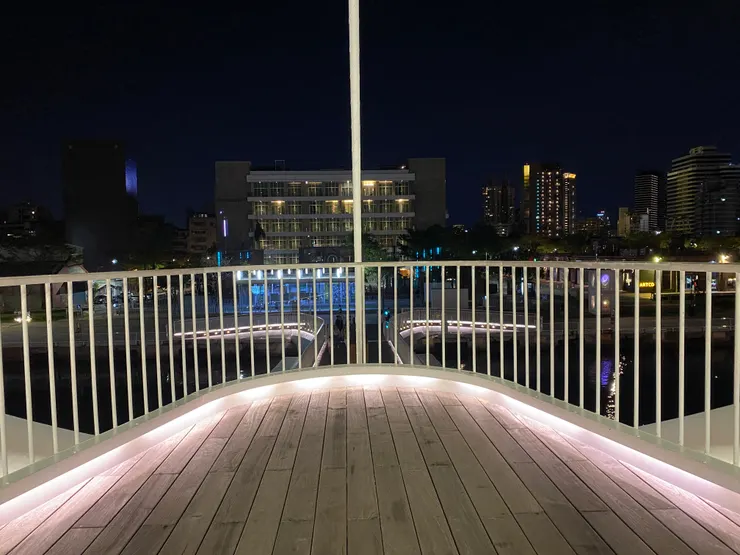 原來這座橋的意象是船啊！