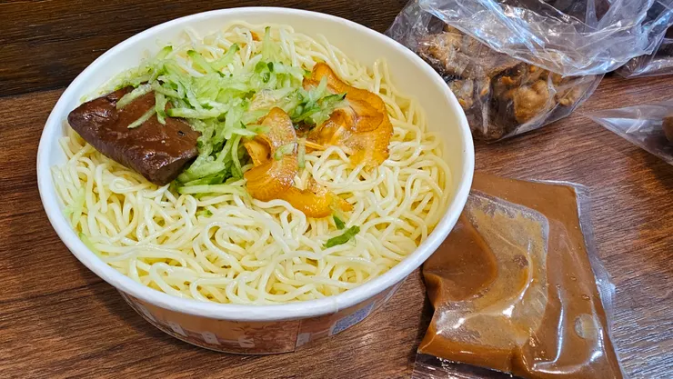 這是島瓜滷味的麻醬涼麵!超好吃!居然還有附豆干和豬耳朵呢!超讚!