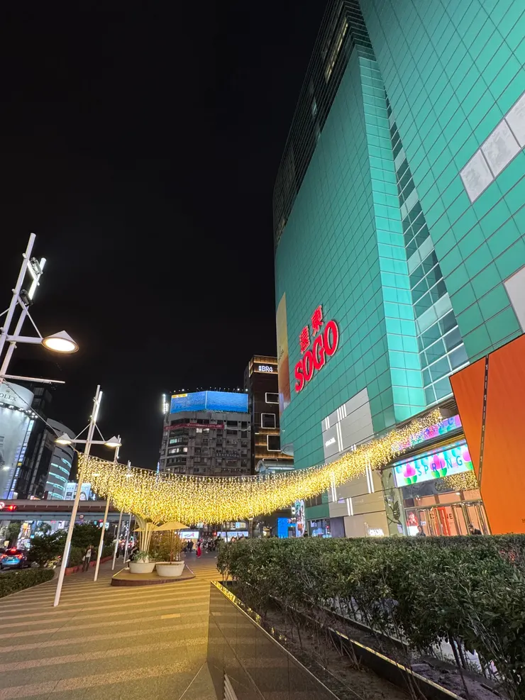 拍攝於2026年2月24日,台北 忠孝復興站2號出口