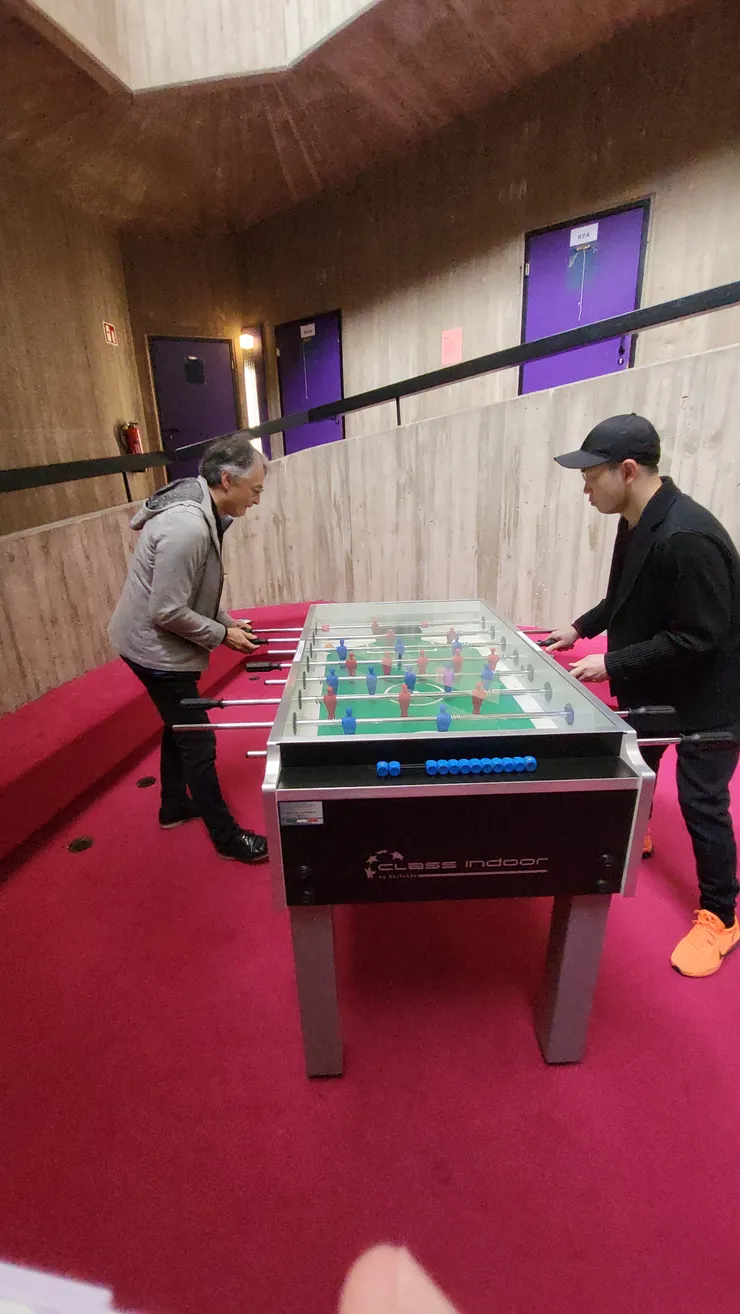 在德國裡的第一場音樂會結束後，國家交響樂團音樂總監準・馬寇爾回到他的母校漢諾威音樂學院，也和小提琴家黃俊文玩一場手足球。