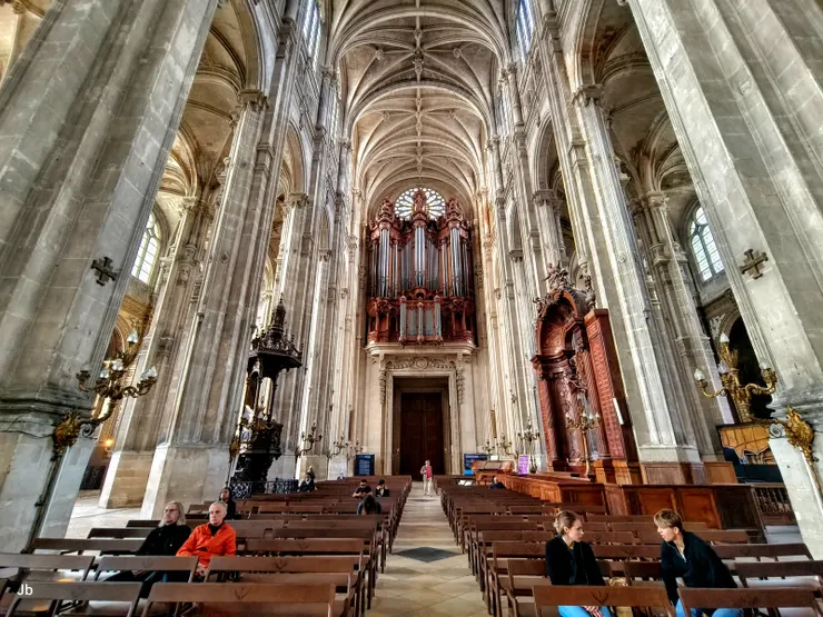 【聖猶士坦堂內部！巨大的管風琴。】