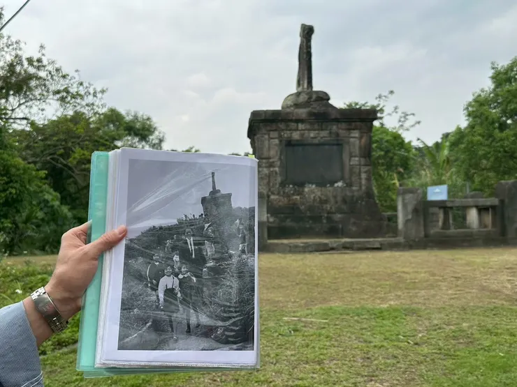 何老師展示老照片，竟然是我家人（圖片取自文山社大,陳惠玲攝）