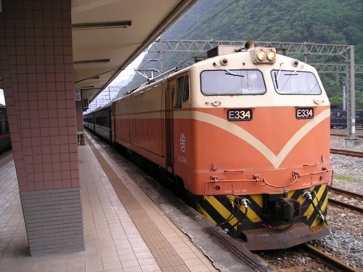 在北迴線待避自強號的普通車