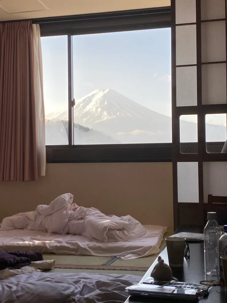 躺著就能看富士山~(床一般不會舖到小陽台,那是我們自己搬的)
