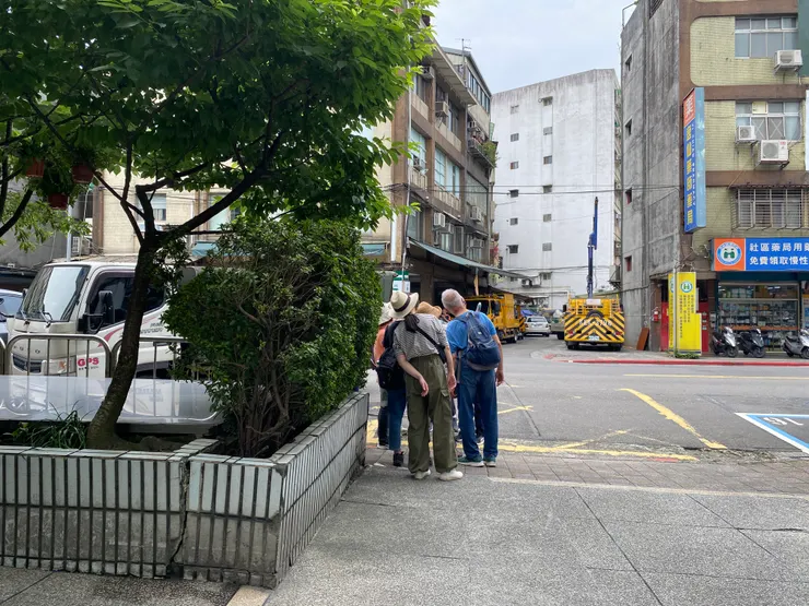 溪水越過興隆路二段220巷排水道維修孔，接著流進大樓之間的後巷，斜行通往興隆路二段