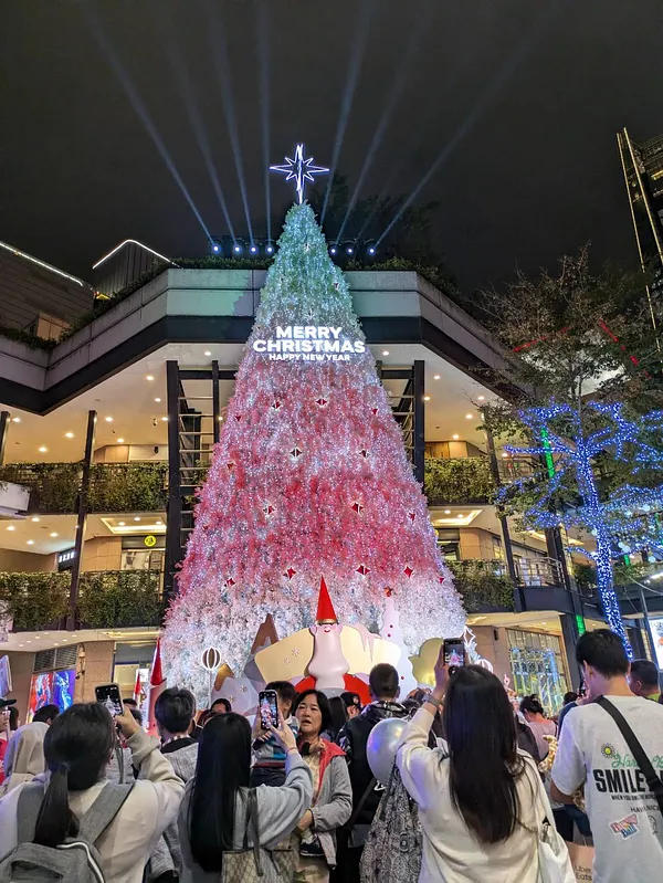 新光三越 台北信義新天地（右）