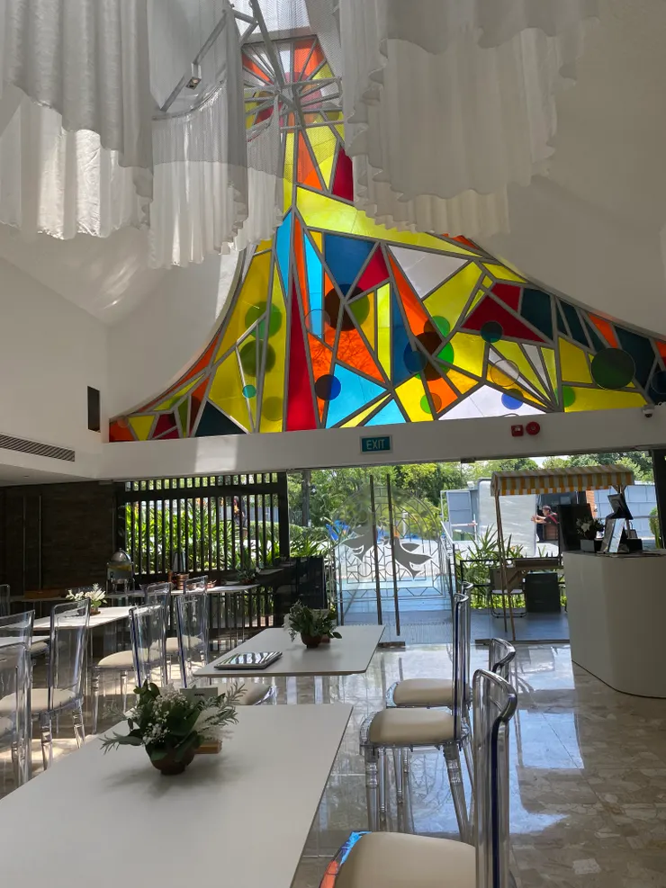 從內部看教堂的人字屋頂。我在這裡吃早餐時,感覺「神光滿溢」