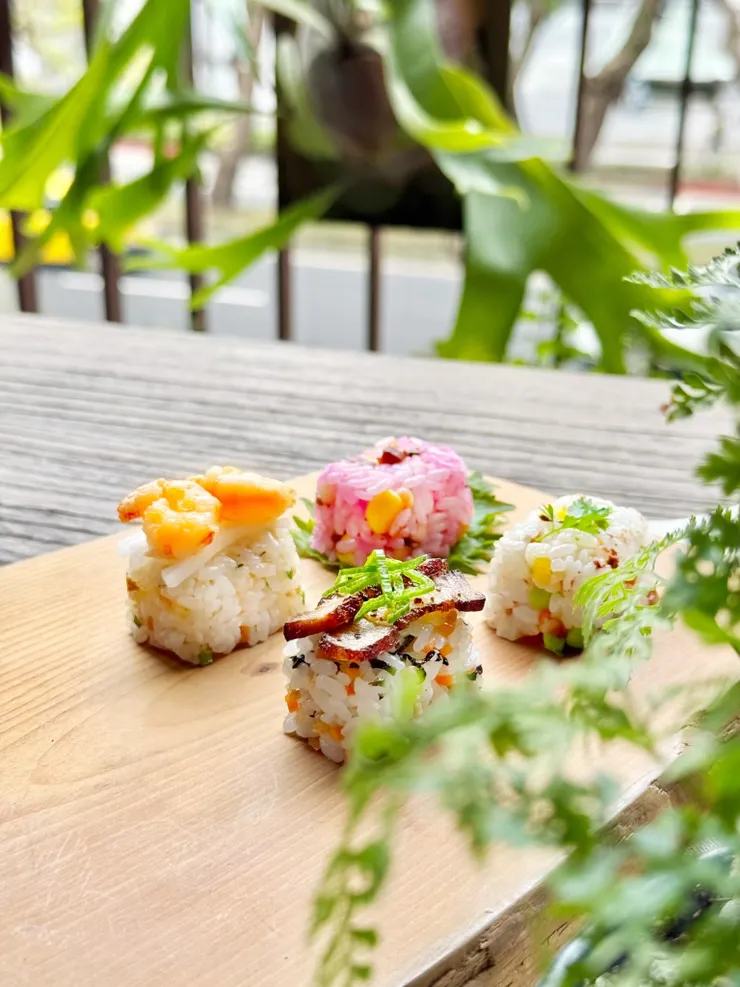 陰天，在不開燈的陽台，我在玩飯糰。這組照片得到國際攝影大師Ean的大力稱讚，人生已圓滿😊