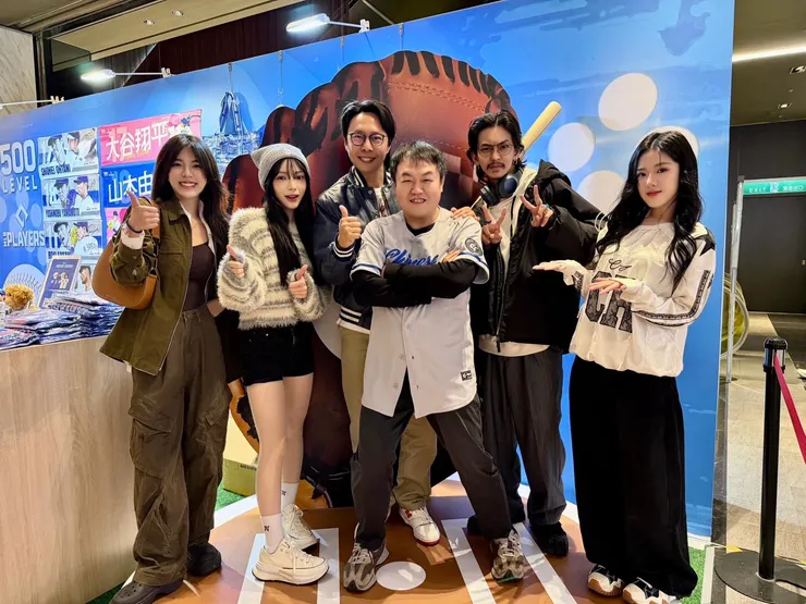 ▲「港仔台爸」金鐘主持張啟樂、人氣啦啦隊女孩宛宛、YouTuber林芝軒（軒爺）、看你老墓司徒建銘、饒舌歌手ZX等，搶先逛棒球主題 MLBPA官方授權商品快閃店。 (圖/創新聞記者陳光蘊翻攝2026.03.08)