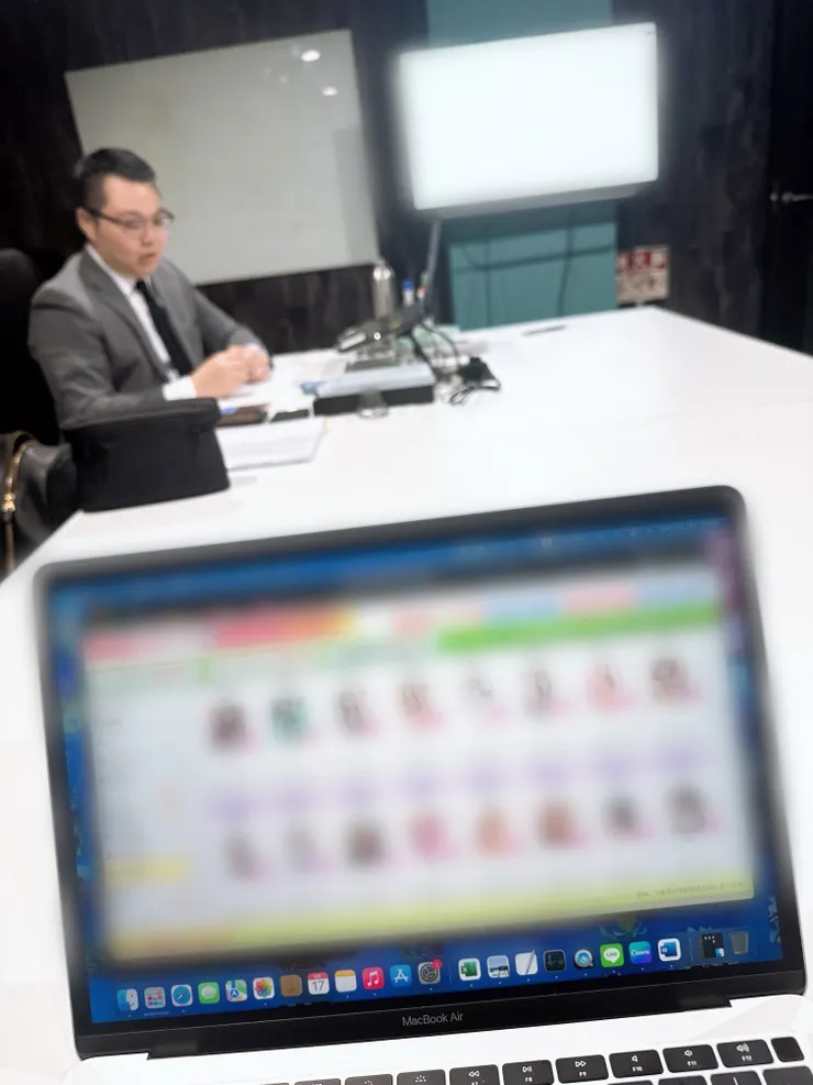 與人事同事開會討論女孩的招聘和培訓