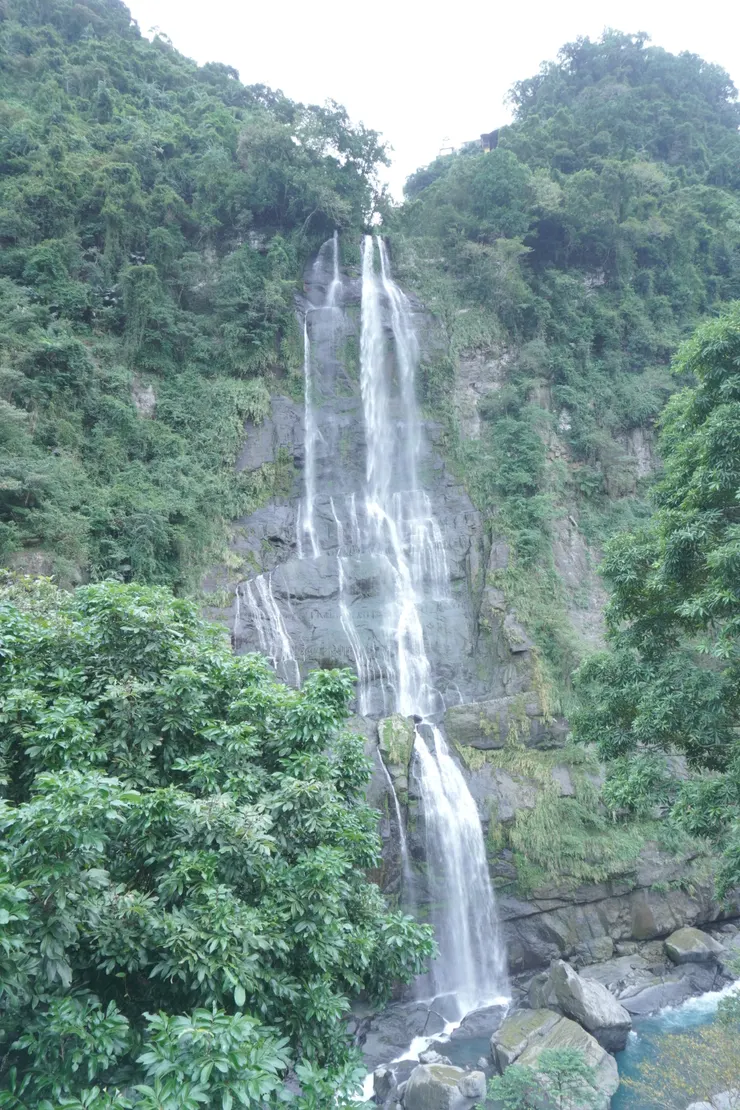 從咖啡廳拍出去的烏來瀑布