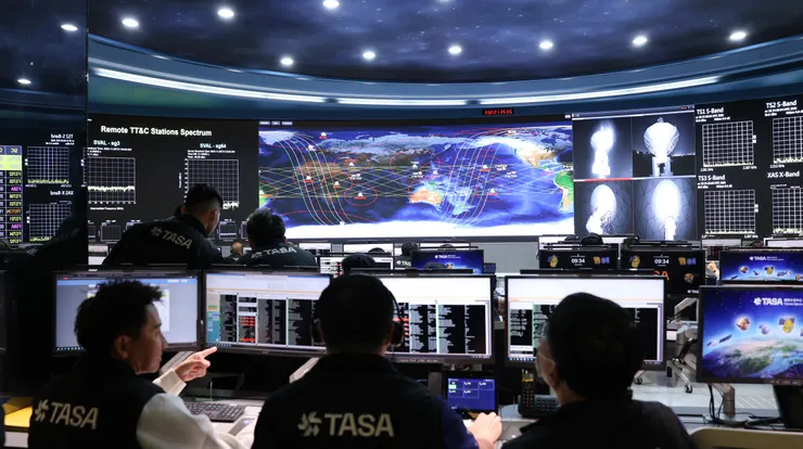 國家太空中心的操控中心團隊正在與福衛八號進行首次通聯，圖為國家太空中心提供。