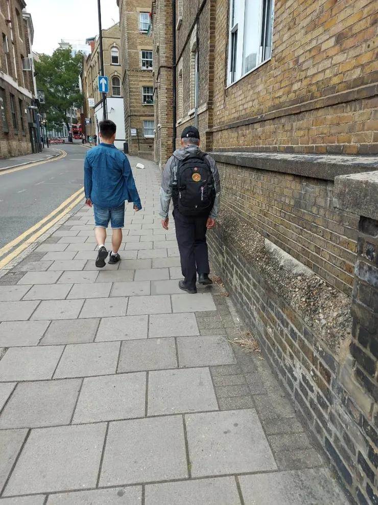 父子二人趕著去超市採買