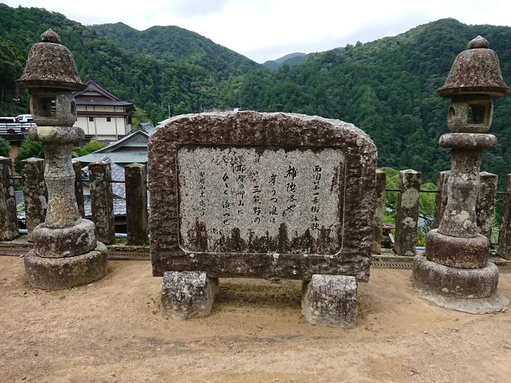 那智山石碑與石燈籠