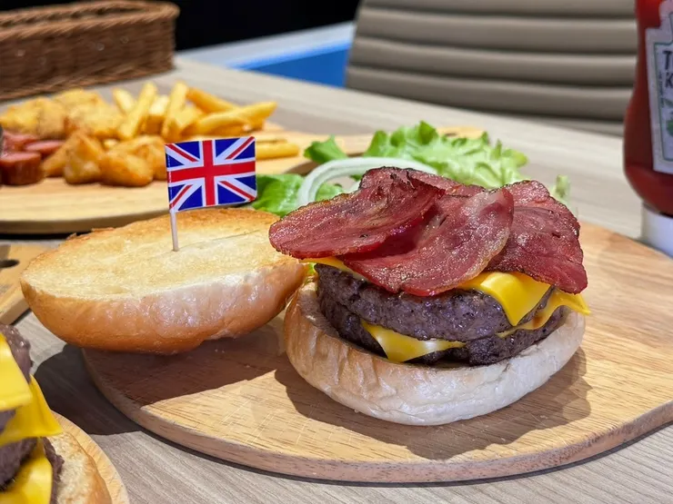 【台南漢堡推薦】醬醬披薩也有美味手工漢堡！窯烤麵包鬆軟香甜、