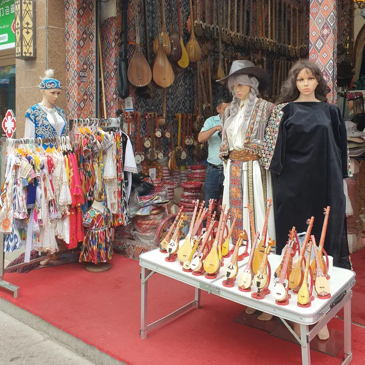 喜歡音樂的女兒在這家買了一把維吾爾族的傳統樂器—熱瓦甫,彈奏起來聲音好西域風