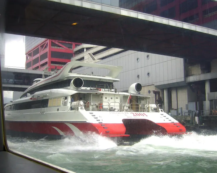 從船內窗戶往外看，我們就是搭乘這種TurboJET去澳門的