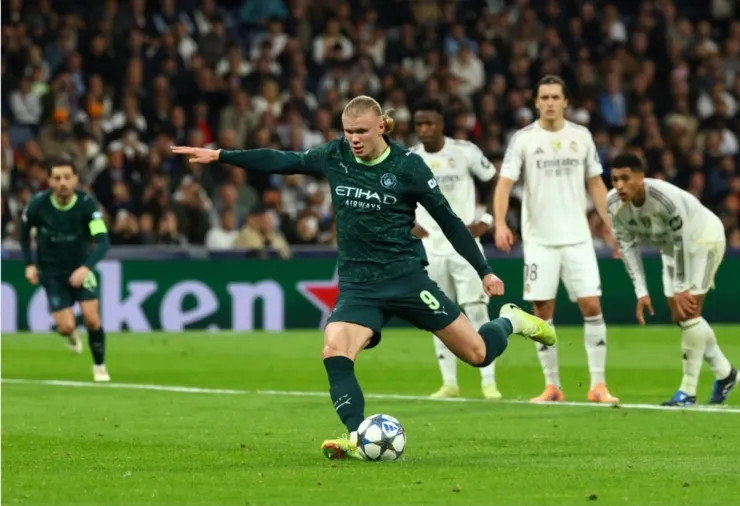 夏蘭特射入十二碼球助曼城反勝2:1