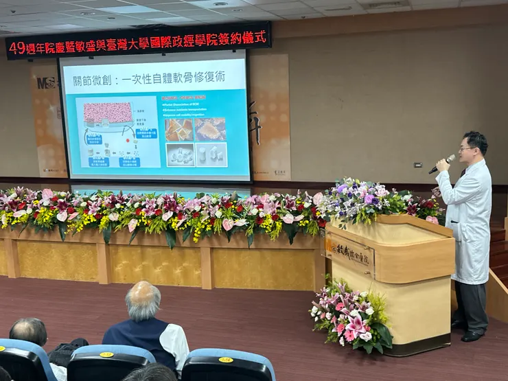 敏盛醫院19日舉辦敏盛醫療體系創立49週年院慶活動，骨科部林殿閔醫師，分享一次性自體軟骨修復術案例。圖/敏盛醫院提供