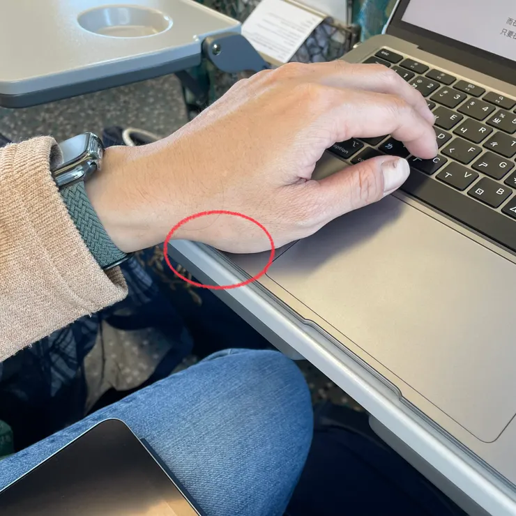 手腕置放處也是卡榫處,副廠很容易刮到就掉了