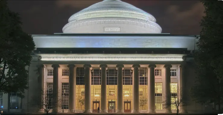 麻省理工學院(MIT)建築設計前衛,是世界頂尖理工學府。