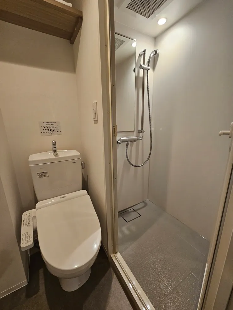 注意沒有浴缸只有淋浴