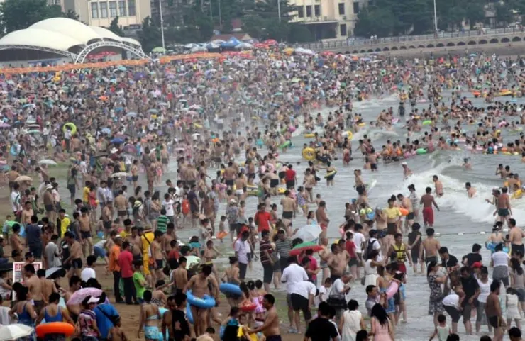 擁擠的度假村@dailymail/Pinterest