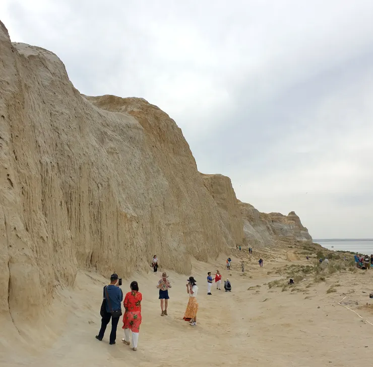 湖邊一整排雄偉高聳的山壁,好壯麗的美景啊!