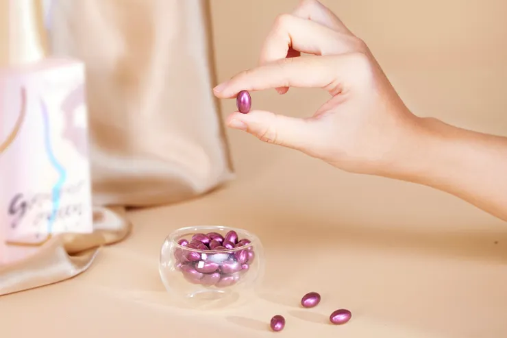 圖說：米可白習慣在睡前吃「魅力姬」補充雌激素，期盼保持最佳狀態，由內而外做好保養。（資料來源：魅后）