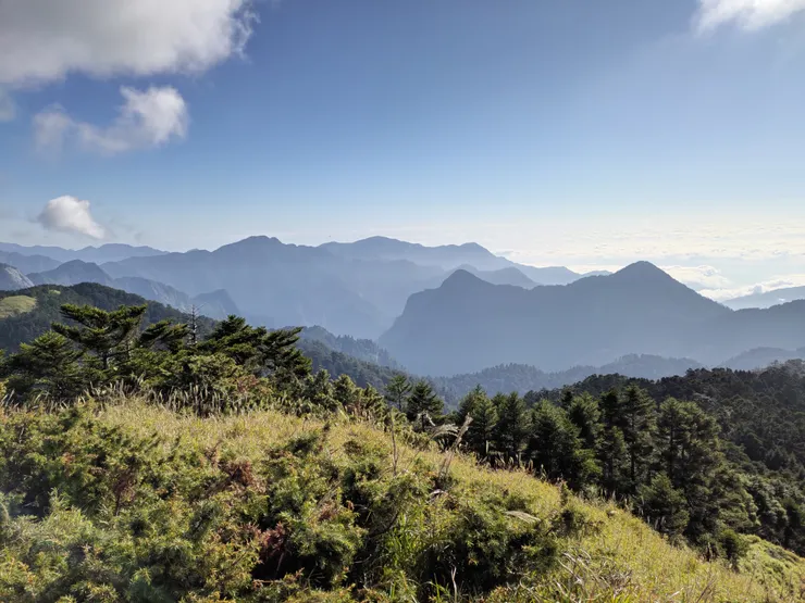 由安東軍山上所見的南二子山雙峰