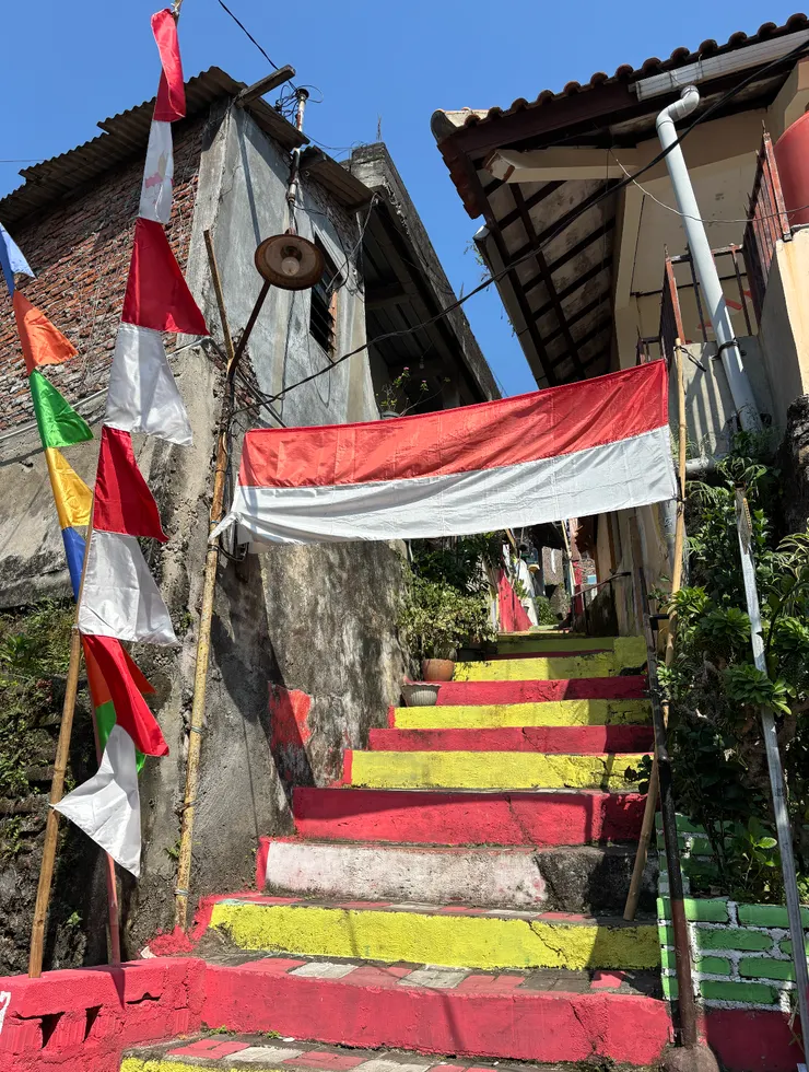 彩虹村現今還看得出當初的彩繪效果,但色彩已經黯淡許多