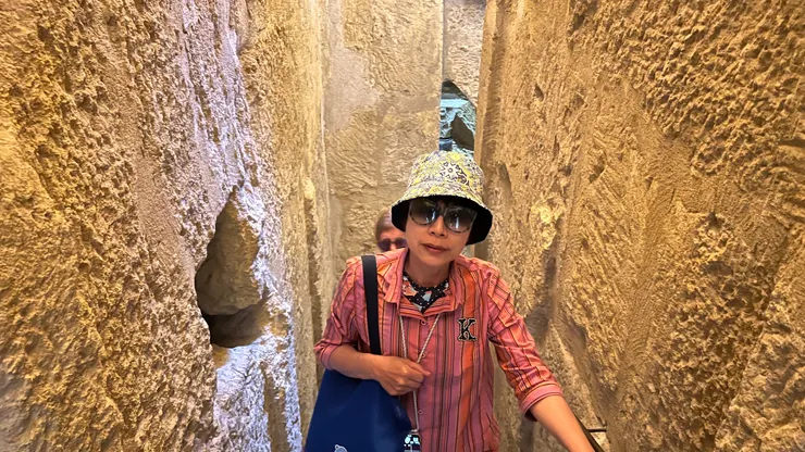 往塔頂的通道更窄