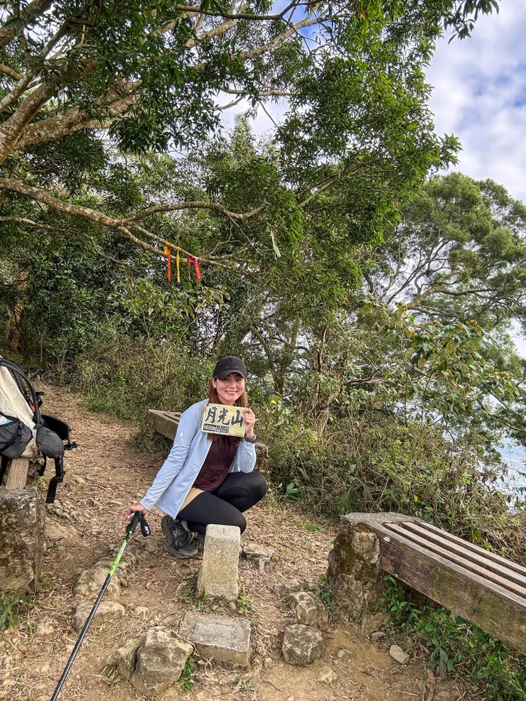 月光山頂視野良好，還有椅子可以休息，往前可以繼續走到羌仔竂山約1.5小時。冬天太陽下山早，簡單吃點食物及水便快快下山。