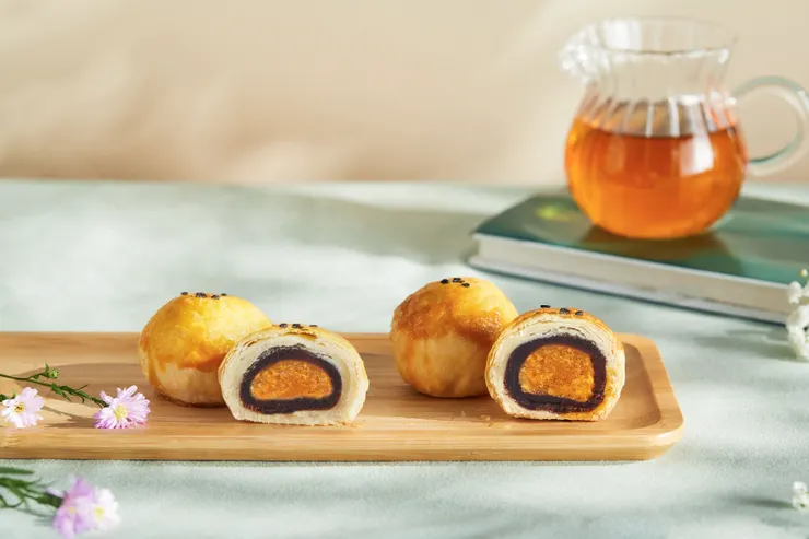 圖說：拆解經典再創新意，烏豆蛋黃酥從調整配方再到顛覆製作手法，都讓人感受到真誠厚實的美好心意。（資料來源：LADY KELLY）