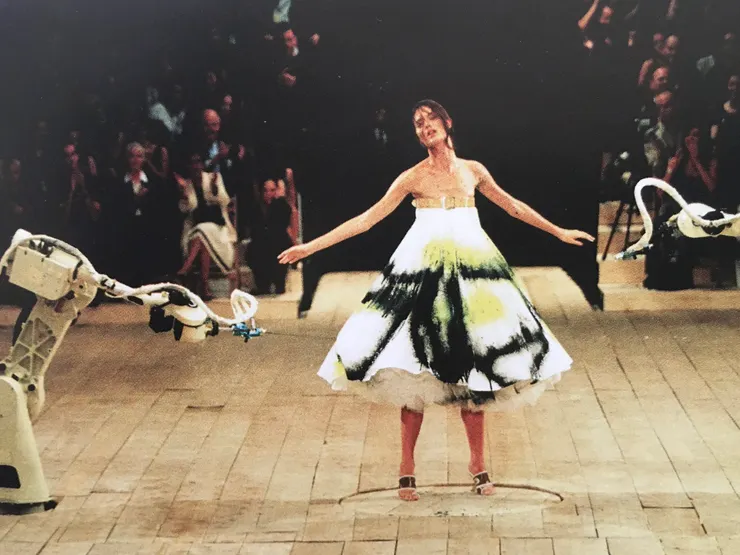 藝術家雷貝嘉．霍恩Rebeca Horn1988作品【繪畫機】