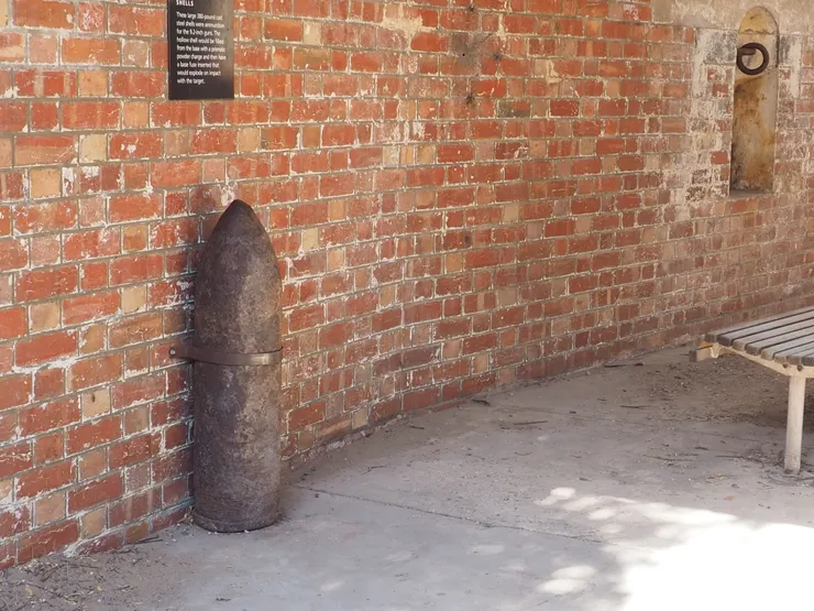 士兵們集合廣場上有一顆不會爆破的炸彈。