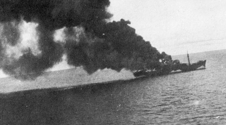 俾斯麥海戰役期間,新愛丸號在盟軍空軍攻擊後起火