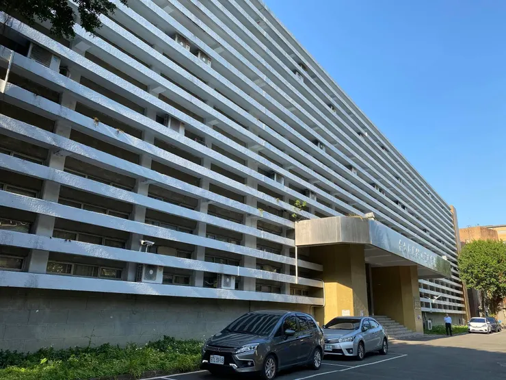 遮陽板自屋頂而下排列,直到第二層樓為止,這樣的處理方式,產生了更多樓層的錯覺,使狹長的建築在比例上獲得平衡,並讓原本中等建築規模,有了大型建築的氣勢