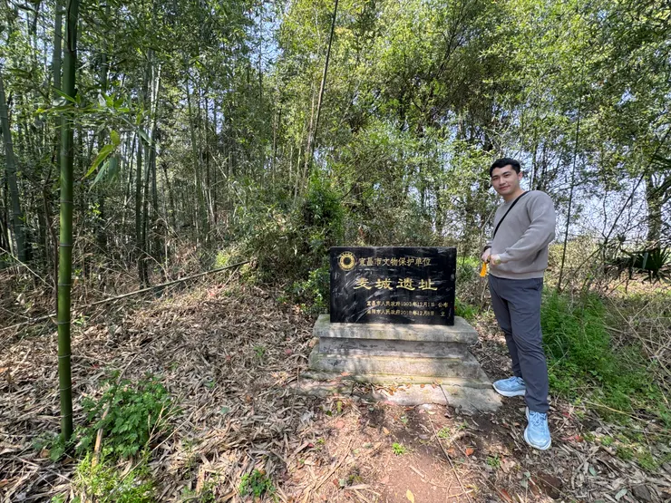 麥城遺址，現在在荒山裡只剩一塊石碑