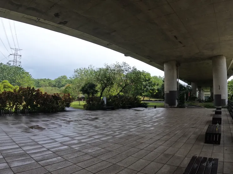 橋下無論躲雨、躲太陽都很方便。