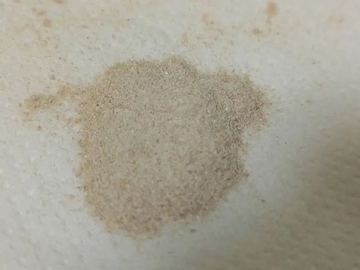 幫大家打開來看。粉末有點像可可分顏色，帶著淡淡的藥草香。膠囊吃起來完全不苦哦~