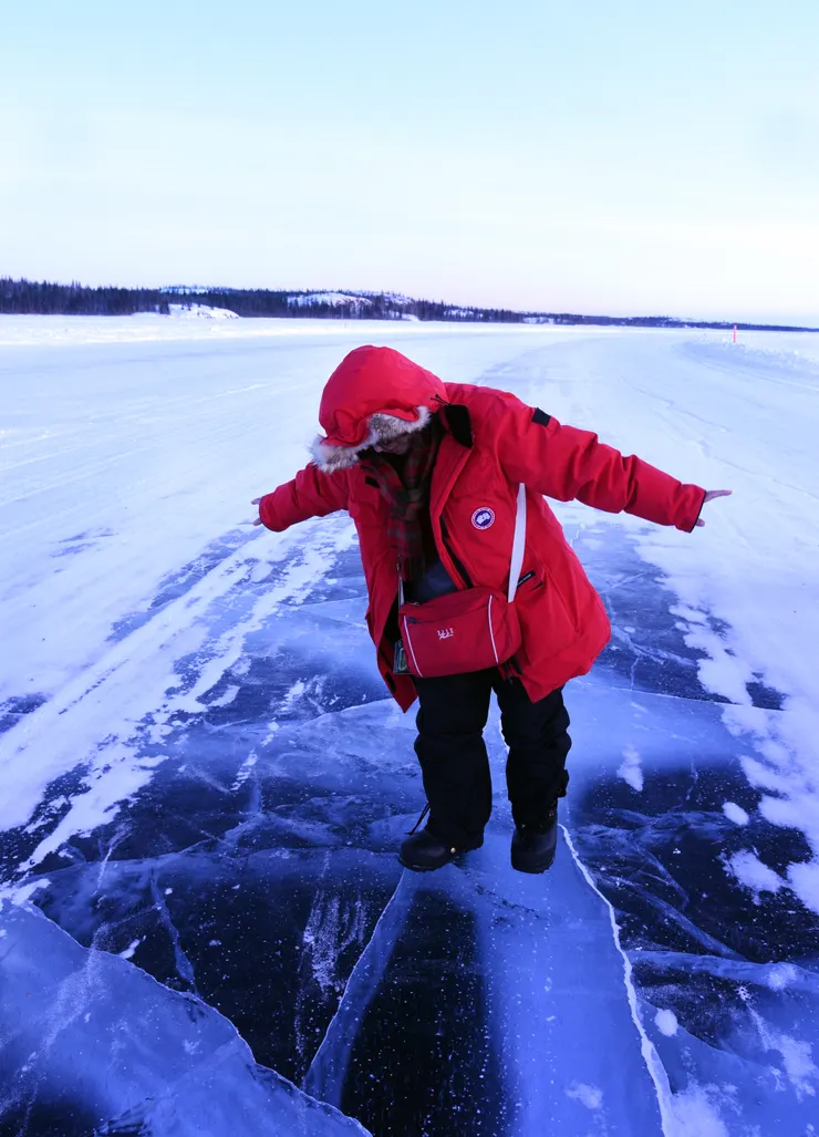 如履薄冰? 站冰上往湖的深處望去，有種深邃神秘感