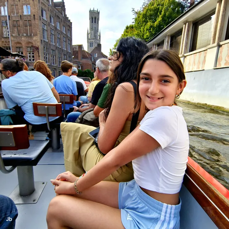 【與修了千年的枕邊人布魯日遊河，美麗希臘母女同船也須百年修得！小女孩應老婆要求擺POSE讓她拍照，是旅中所遇美好的吉光片羽。】