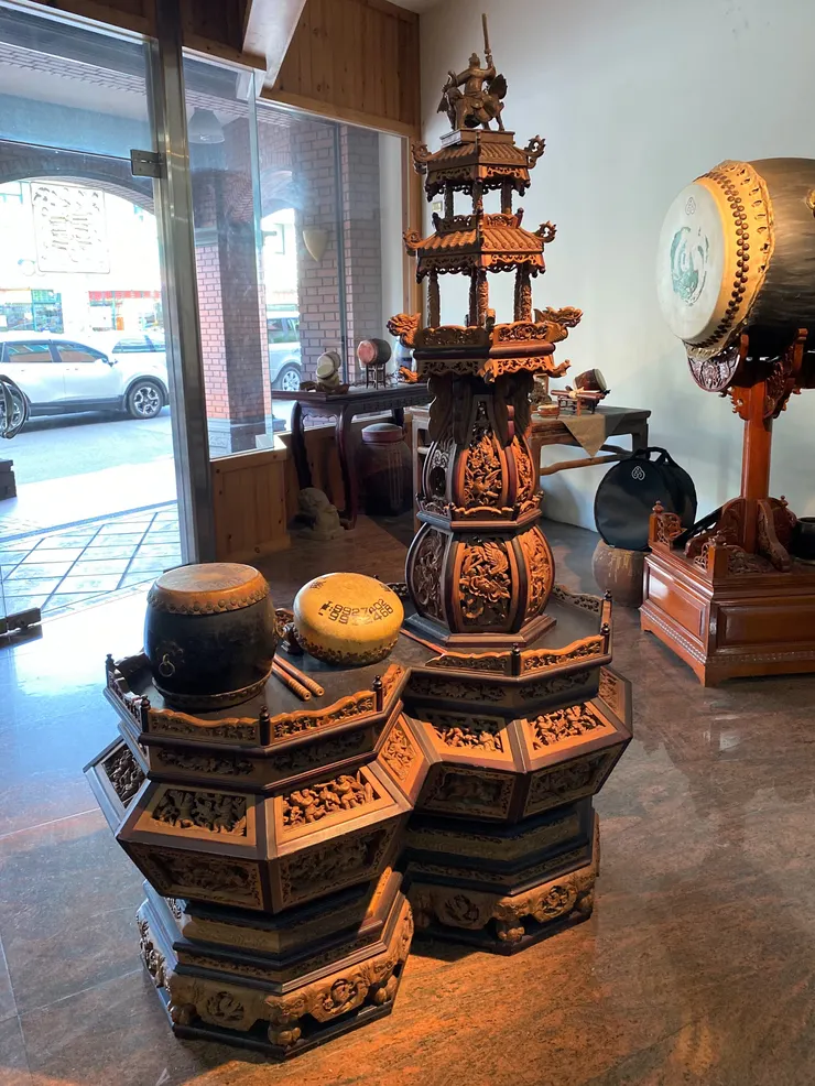 為了讓鼓更具藝術價值，王師傅特地找人訂製專屬的鼓座，相當精緻。