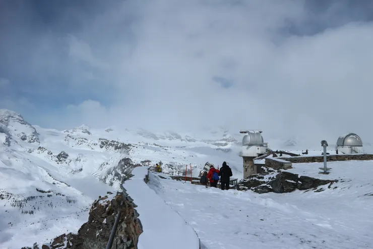 有看到那山神嗎？就在那坨雲後面啦！